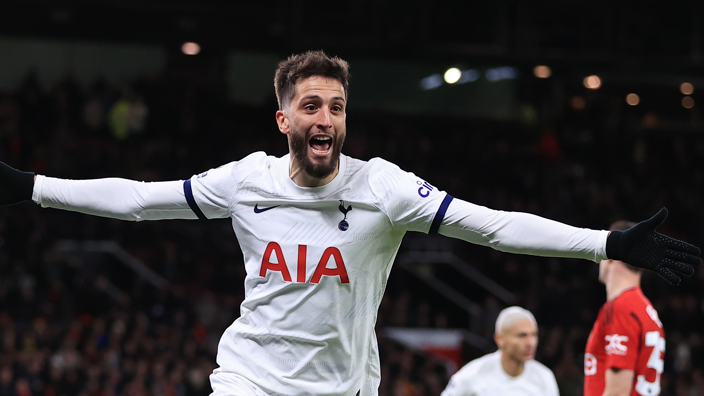 Rodrigo Bentancur von Tottenham Hotspur feiert sein zweites Tor während des Premier-League-Spiels zwischen Manchester United und Tottenham Hotspur im Old Trafford am 14. Januar 2024 in Manchester, England.