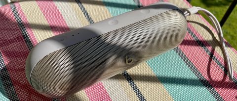 Beats Pill-speaker in de zon