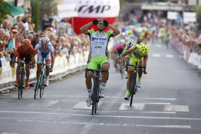 Sonny Colbrelli (Bardiani-CSF) beats Mauro Finetto (Neri Sottoli) to win the Coppa Sabatini.