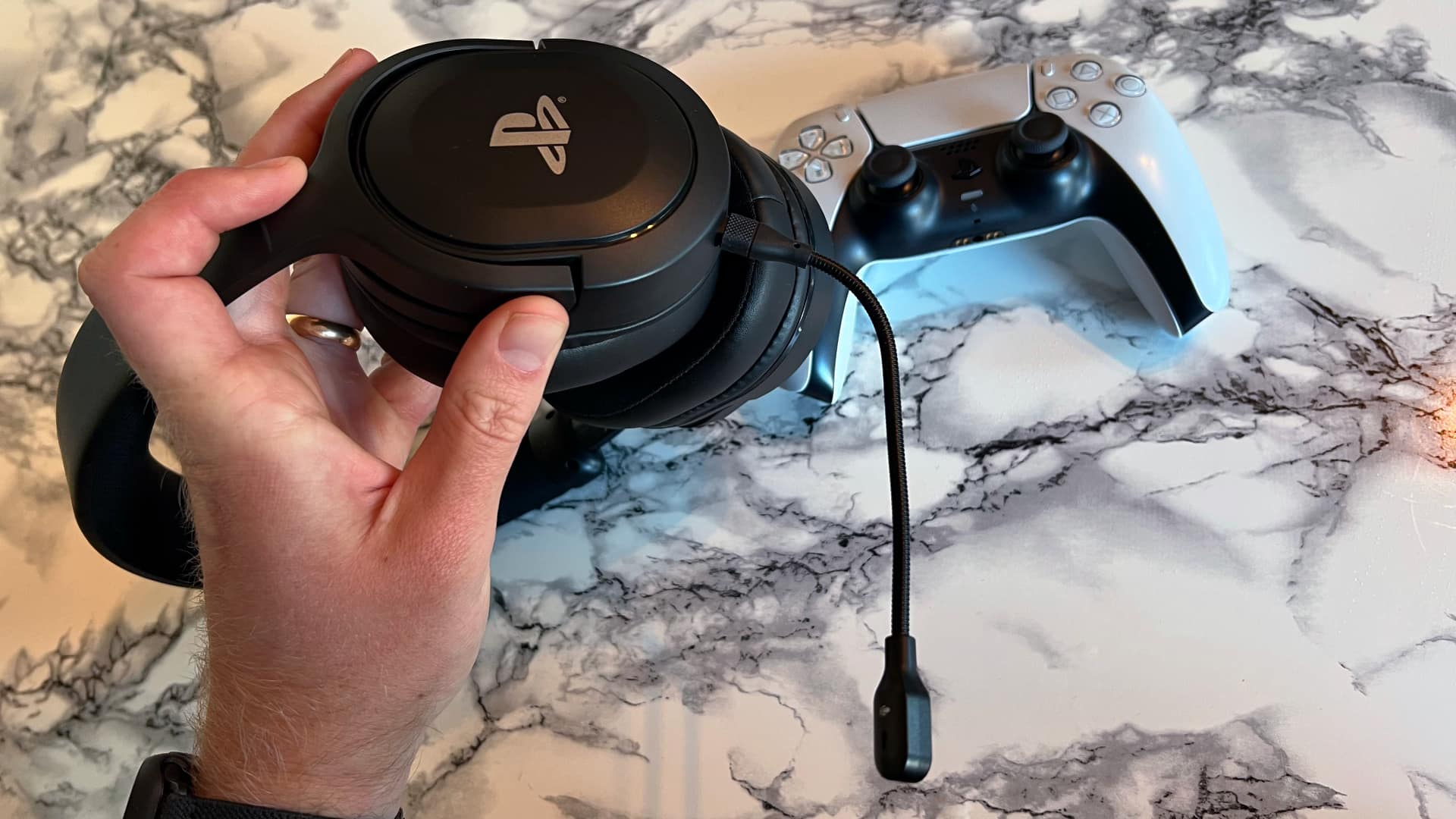 Trust Forta gamingheadset mot marmorerat bord