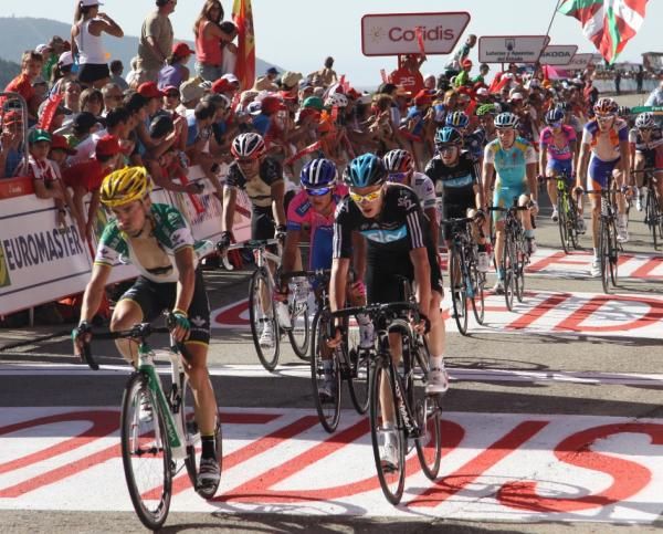 Cardoso and Froome cross the finish line together