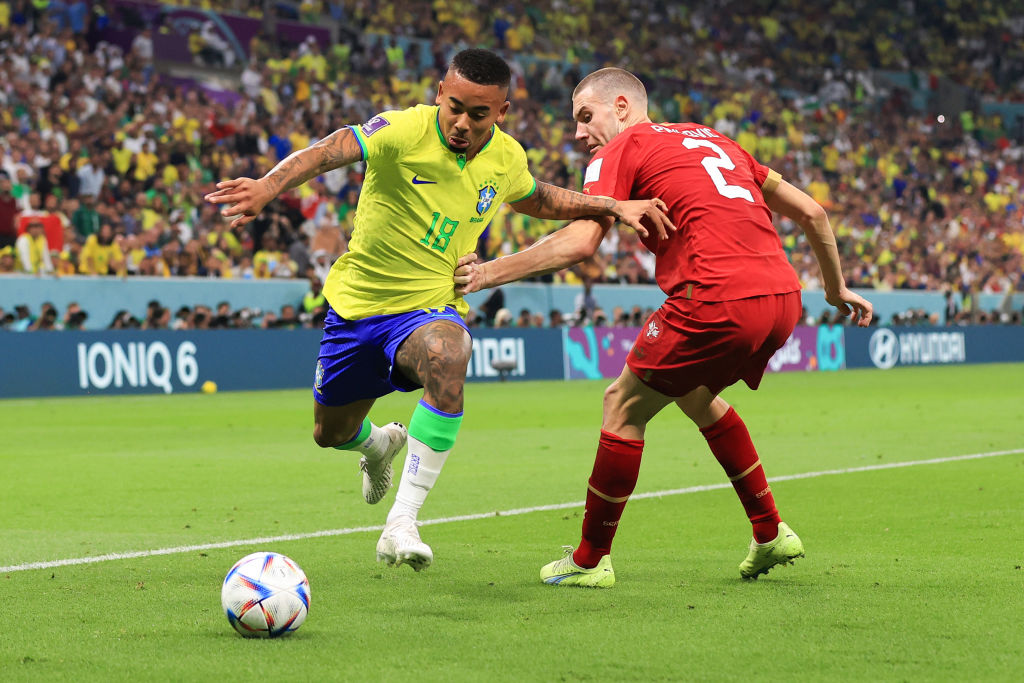 Gabriel Jesus do Brasil e Strahinja Pavlovic da Sérvia durante a partida do Grupo G da Copa do Mundo da FIFA Qatar 2022 entre Brasil e Sérvia no Lusail Stadium em 24 de novembro de 2022 na cidade de Lusail, Qatar.