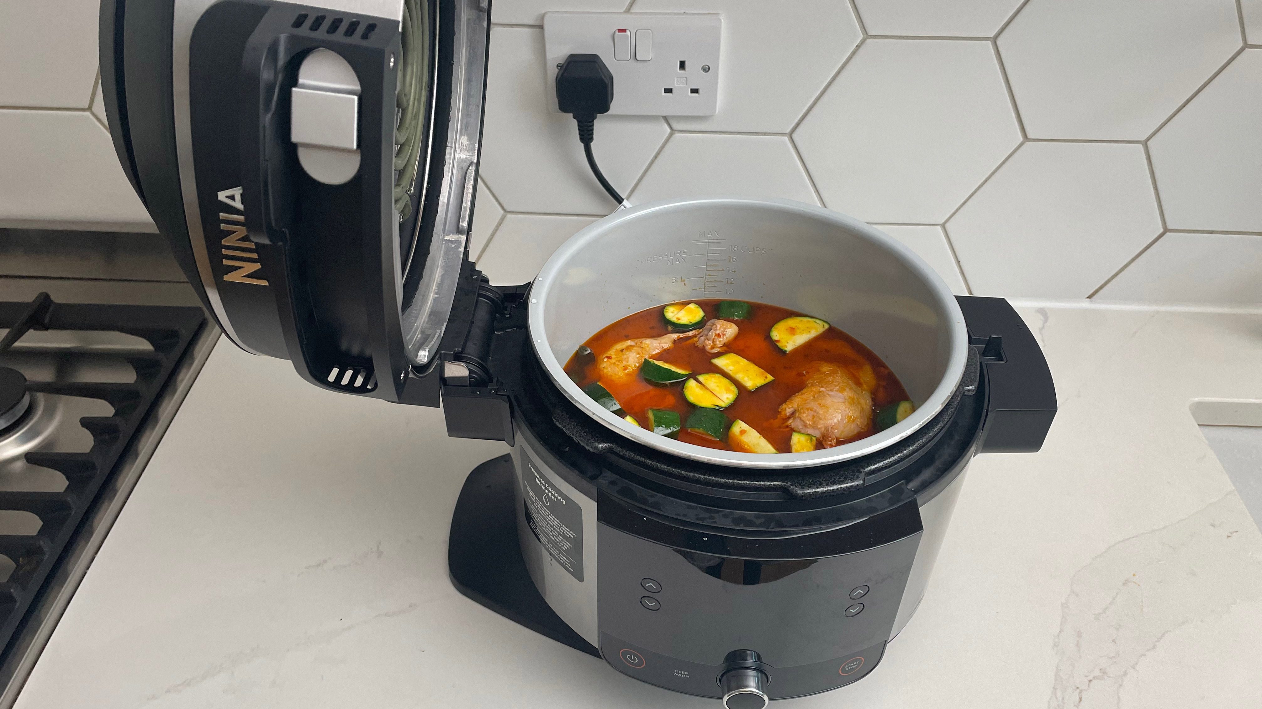 Kari ayam yang telah dimasak di multi-cooker SmartLid Ninja Foodi 11-in-1