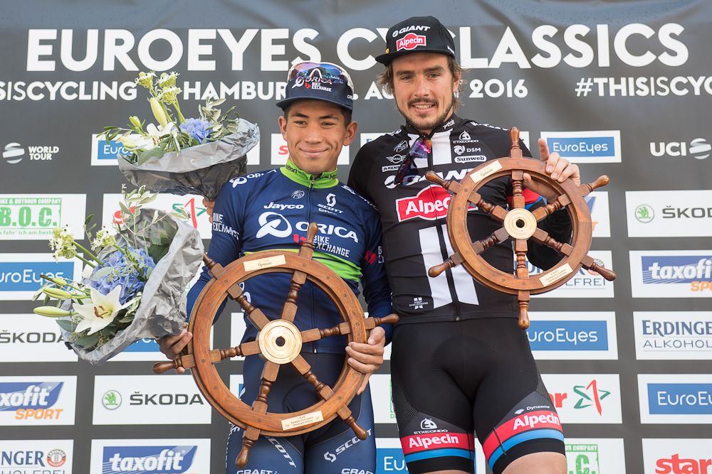 Caleb Ewan and John Degenkolb on the podium at the Euroeyes Cyclassics Hamburg