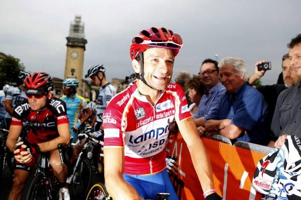 Michele Scarponi (Lampre-ISD) in the red points jersey at the start.