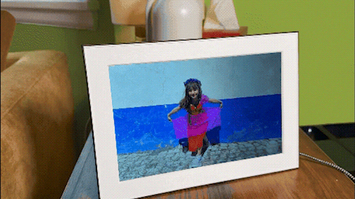 قاب جادویی Homture روی میز کناری