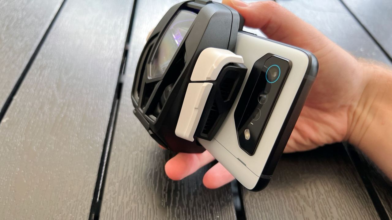 Asus Rog phone 7 och Aerocooler 7 p&aring; svart bord
