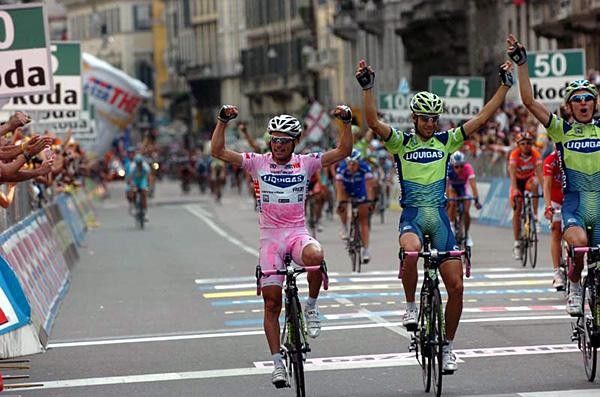 Danilo Di Luca (Liquigas) finishes the day with his teammates.