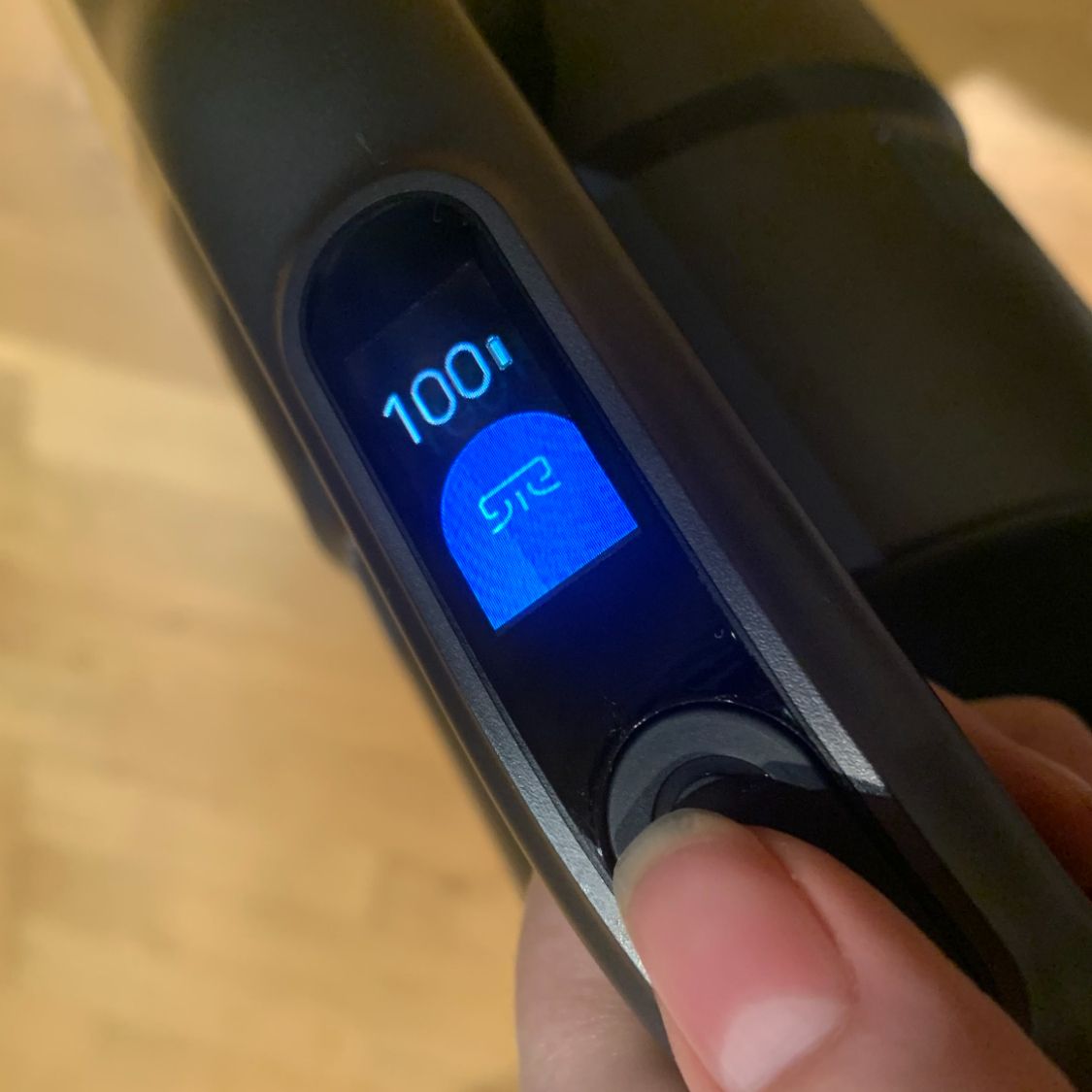Roidmi X300 OLED screen showing 100% battery on medium suction