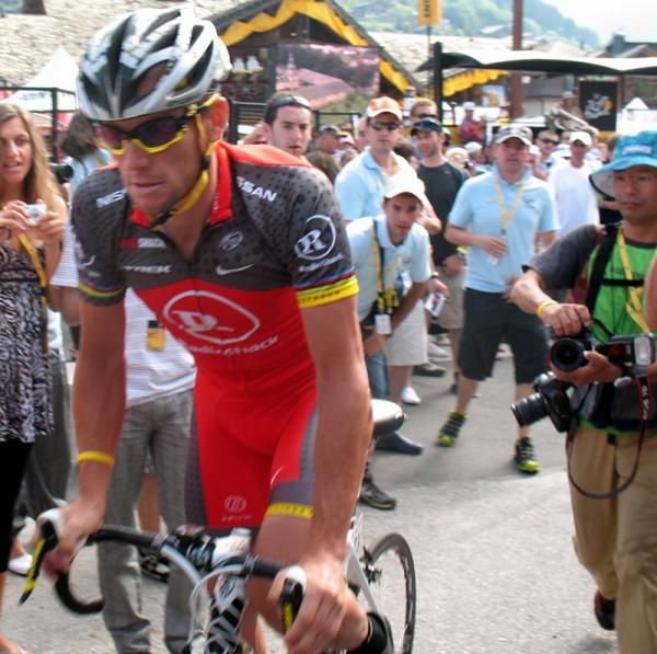 Lance Armstrong heads to the sign-on
