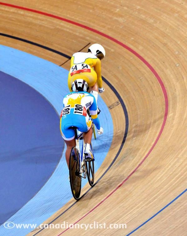 Anna Meares (Australia) checks on the position of Lyubov Shulika (Ukraine)