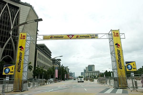 The run home for the peloton with a kilometre to go to the finish of stage six in Putrajaya.