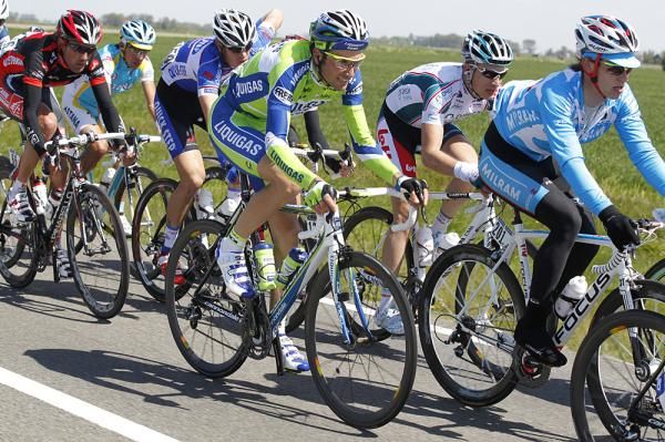 Ivan Basso (Liquigas) made the front group and gained time on Evans.
