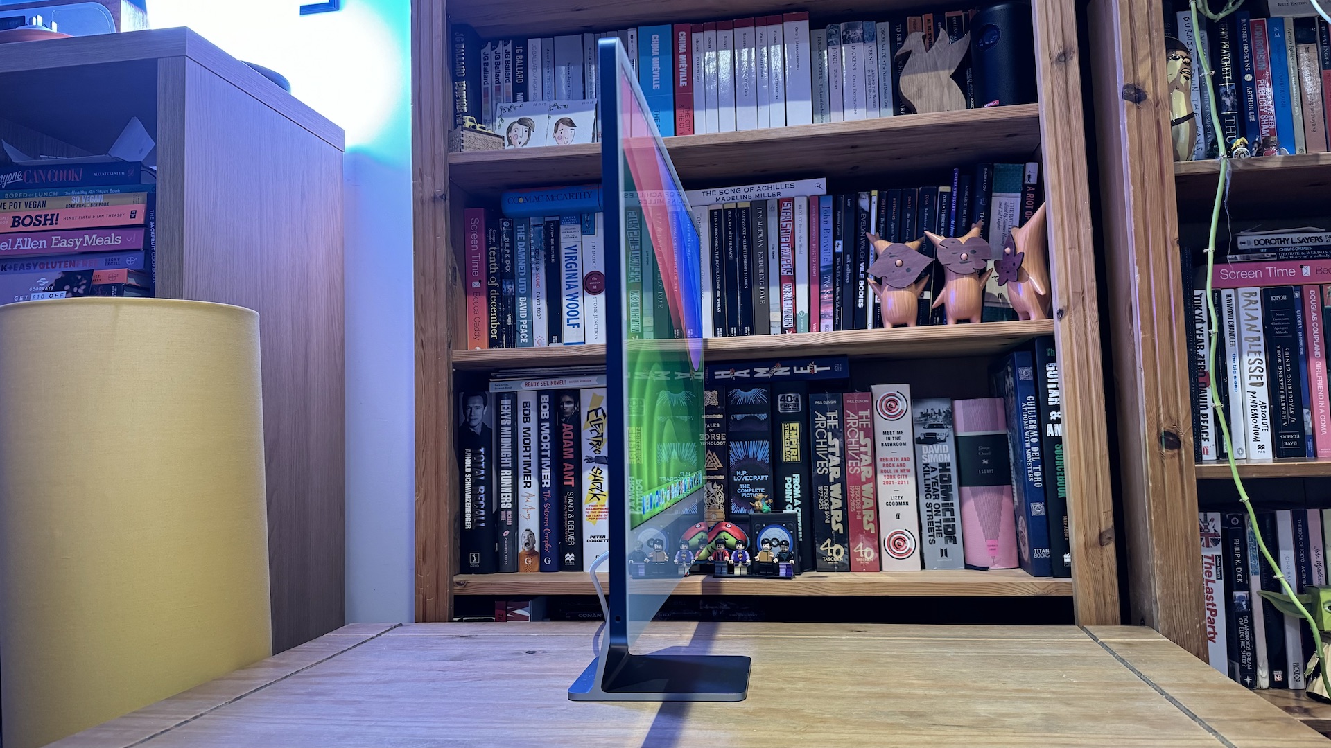 The 2023 M3 iMac on a wooden desk, showing the features of macOS Sonoma