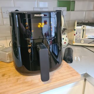 Philips Essential Air Fryer on kitchen counter