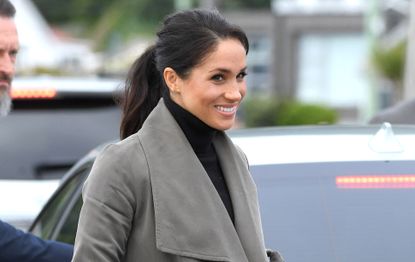 meghan markle gives cake to children