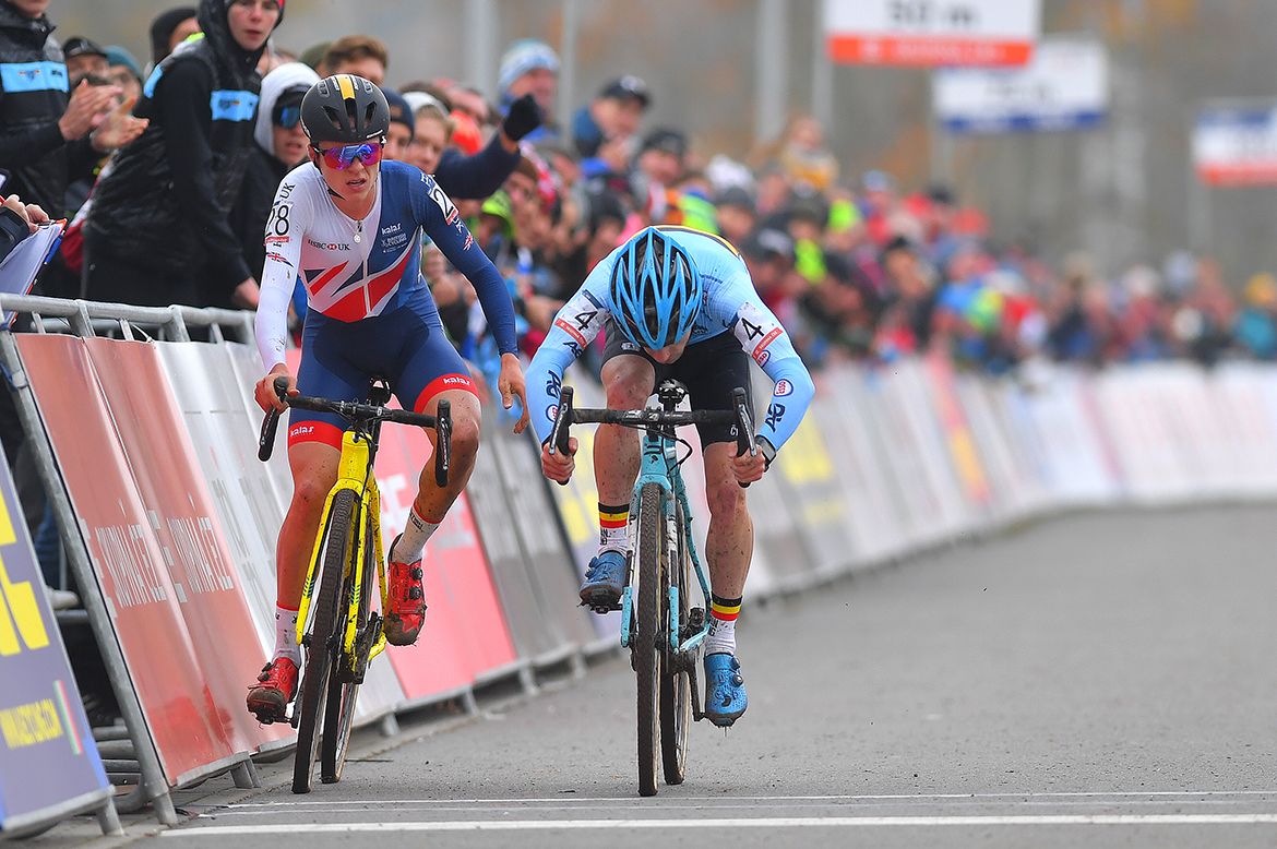 Eli Iserbyt (Belgium) beats Tom Pidcock (Great Britain) to European under-23 gold.