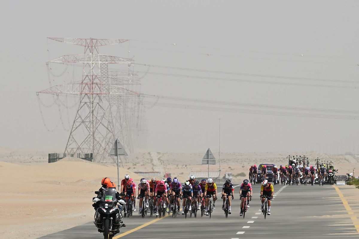 Echelons forming on stage 2 of the UAE Tour Women