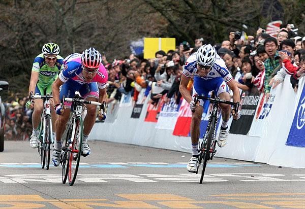 Damiano Cunego, r, takes the sprint in the Japan Cup. Ivan Basso, l, finished third.