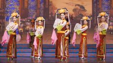 Shen Yun performers on stage