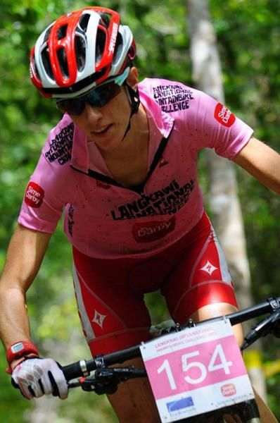 Lea Davison (Specialized) in the pink leader's jersey