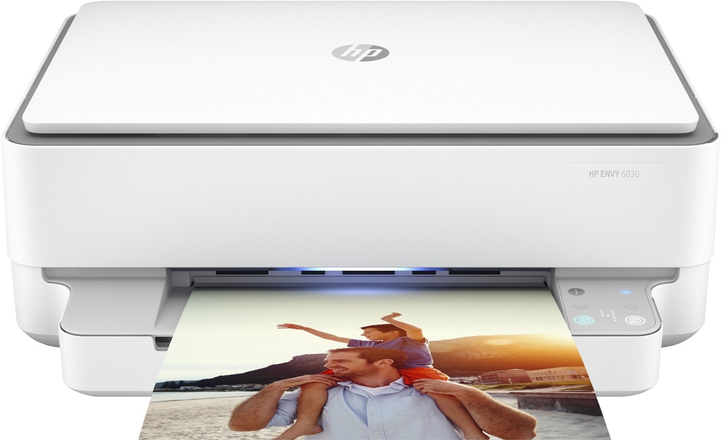 En vit HP Envy skrivare visas upp mot en vit bakgrund med en utskriven bild i utskriftsfacket.