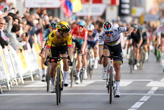 Evenepoel alza il braccio, ma è Roglic a batterlo sul primo traguardo del Giro di Catalogna (Getty Images)