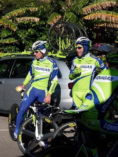 Ivan Basso and Franco Pellizotti await the start of the TT session.