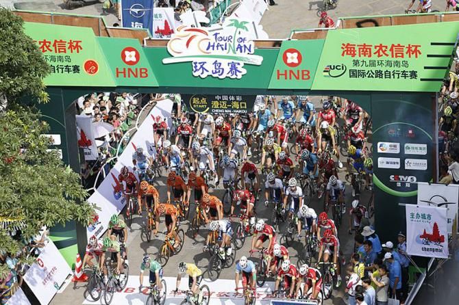 The peloton during stage 2 of Tour of Hainan
