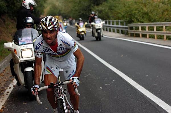 Paolo Bettini (Quick-Step) shows the grit that he is famous for