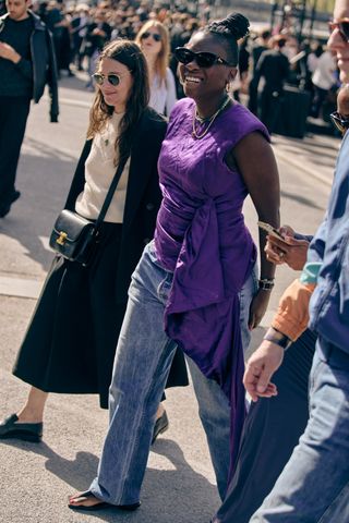 Nikki Ogunnaike wearing blue-wash Levi's jeans at Paris Fashion Week.