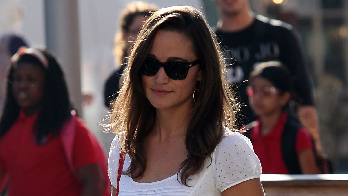 Pippa Middleton's timeless white dress and red accessories - Vimarsana News
