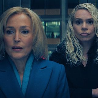Gillian Anderson and Billie Piper in "Scoop"