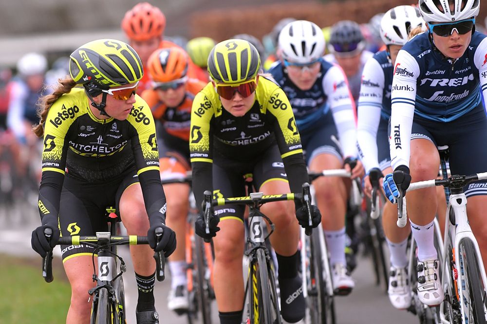 Georgia Williams (Mitchelton-Scott) in the large group at Omloop Het Nieuwsblad