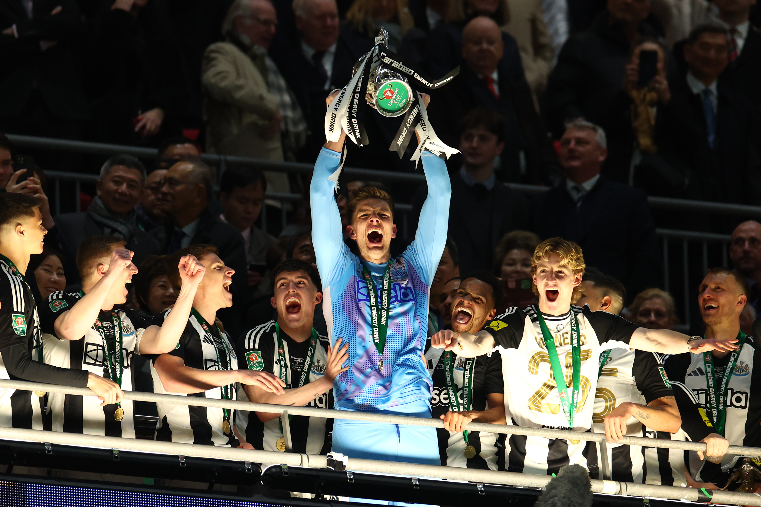 LONDON, ENGLAND - MARCH 16: Nick Pope of Newcastle United lifts the trophy with his team-mates at the end of the Carabao Cup Final between Liverpool and Newcastle United at Wembley Stadium on March 16, 2025 in London, England. (Photo by Chris Brunskill/Fantasista/Getty Images)