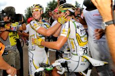Mark Cavendish hugs Mark Renshaw at the 2009 Tour de France