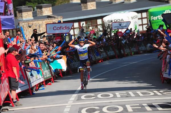 Alberto Contador (Saxo Bank-Tinkoff Bank) made a stunning attack to win stage 17 plus take the leader's jersey from Joaquim Rodriguez.