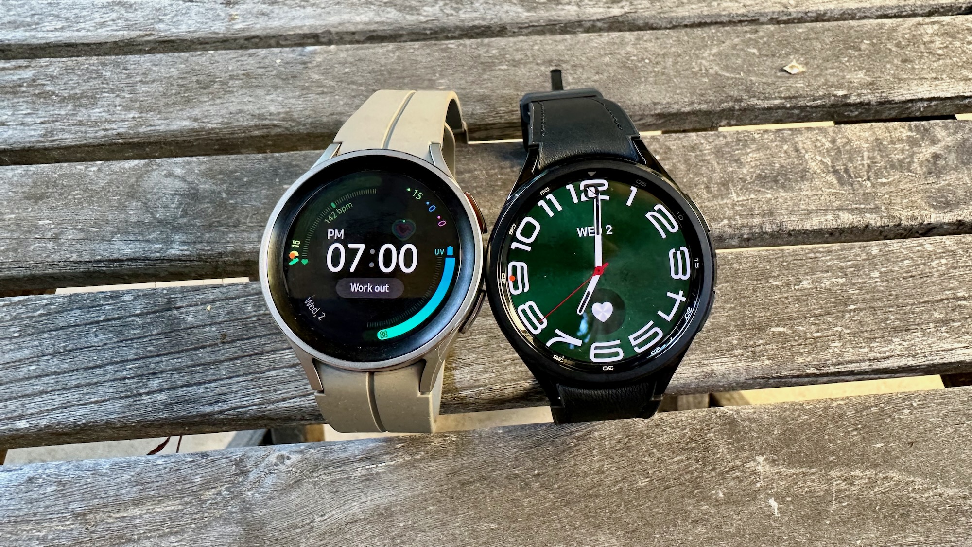 Uma visão frontal do Galaxy Watch 5 Pro (esquerda) e Galaxy Watch 6 Classic (direita)