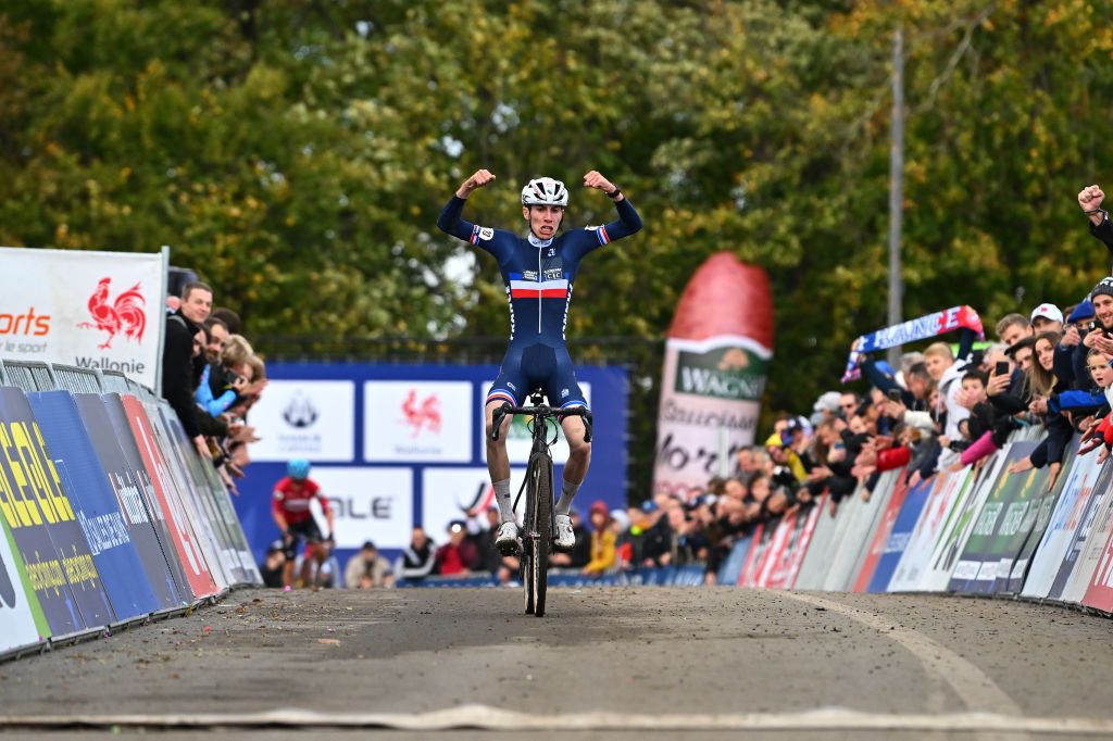 NAMUR BELGIUM NOVEMBER 06 Lo Bisiaux of France celebrates at finish line as race winner during the 20th UEC European Cyclocross Championships 2022 Mens Junior EuroCross22 on November 06 2022 in Namur Belgium Photo by Luc ClaessenGetty Images