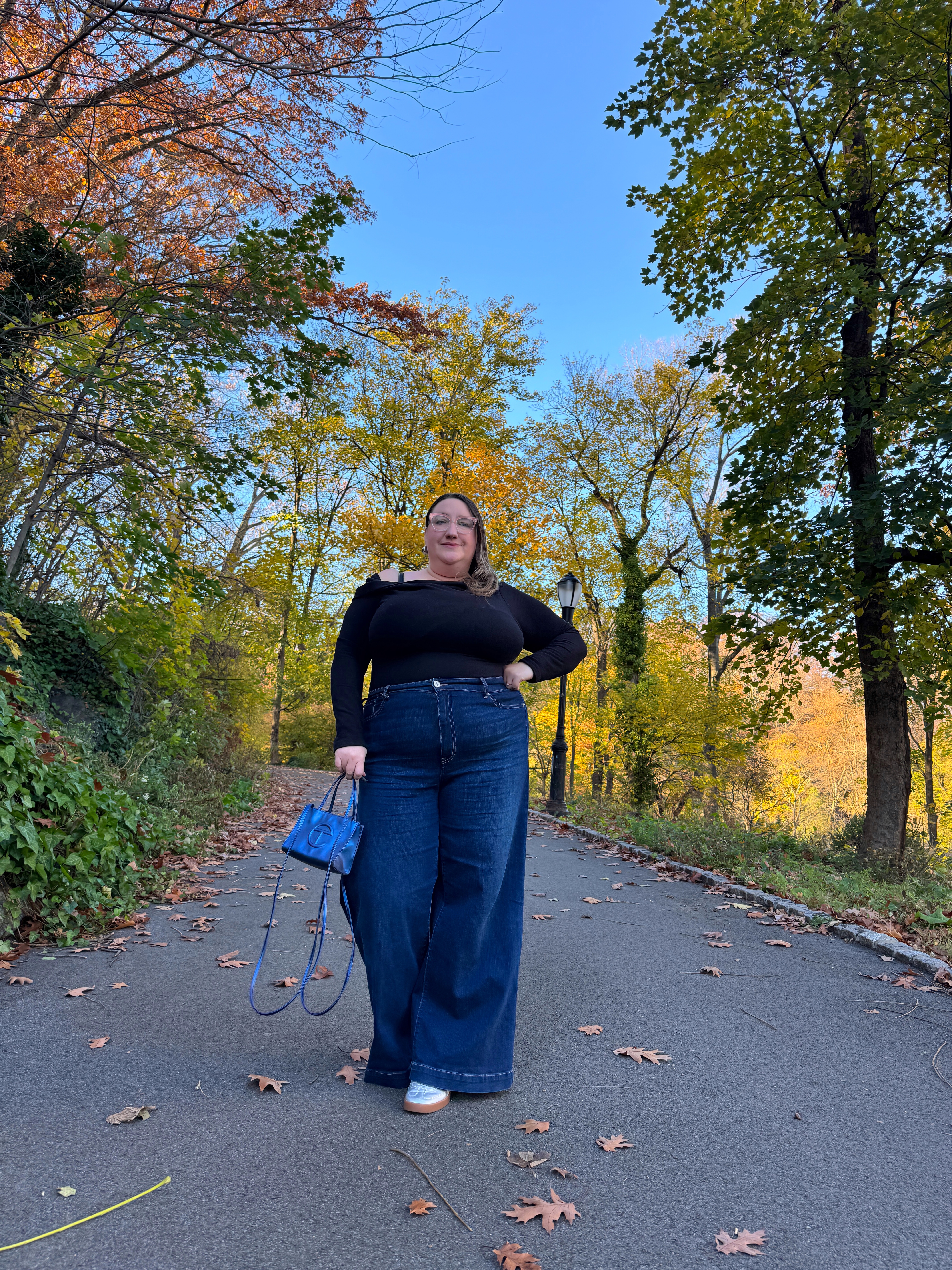 Sarah Chiwaya wearing plus-size jeans trends