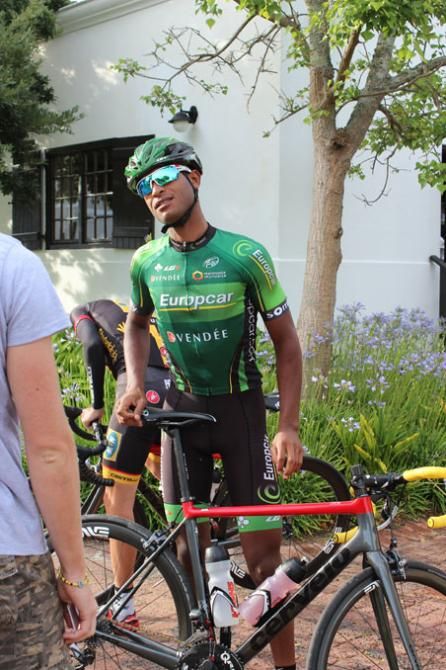 Natnael Berhane talks with one of the team's directeurs sportifs.