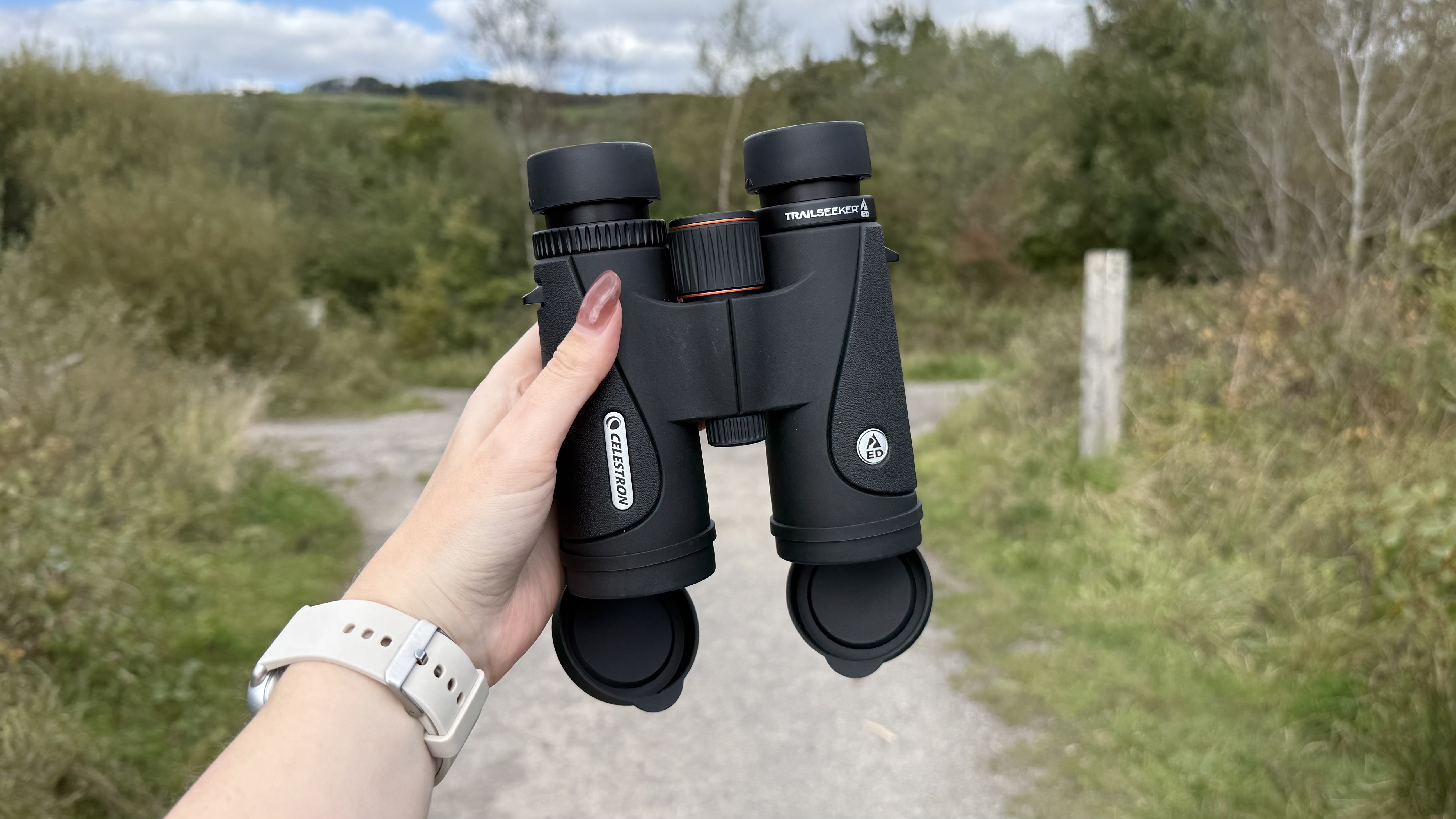 Celestron TrailSeeker ED 10x42 in the hand