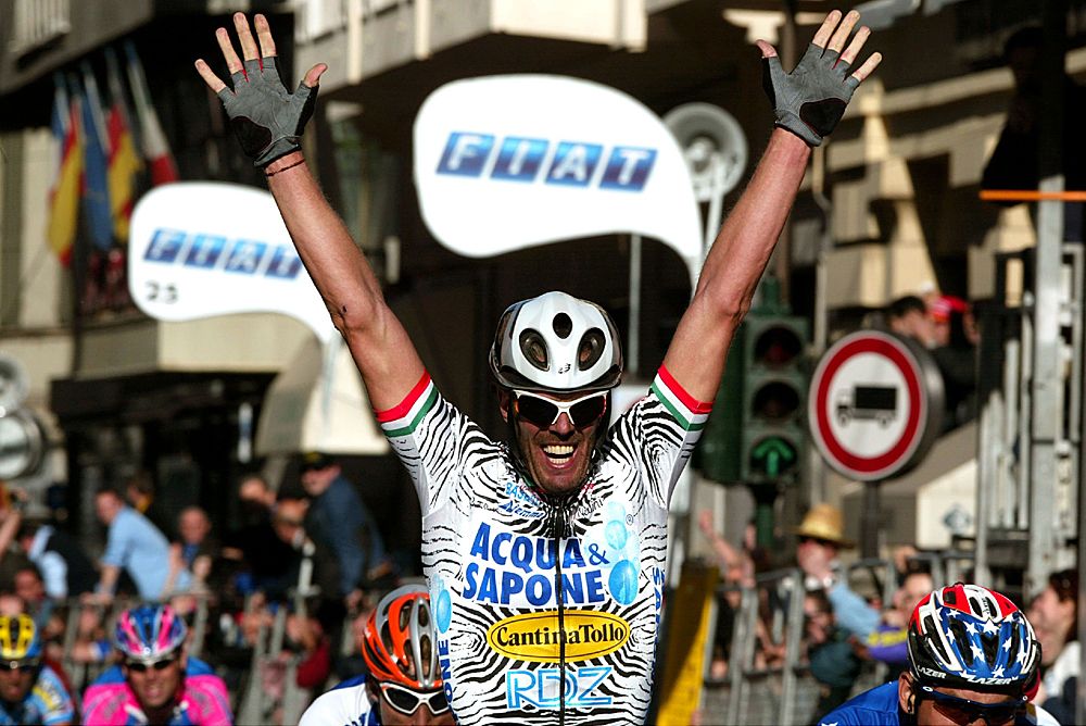 Mario Cipollini wins the 2002 Milan-San Remo