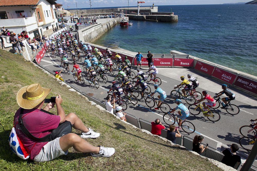 The peloton rolls out for the start of stage 15