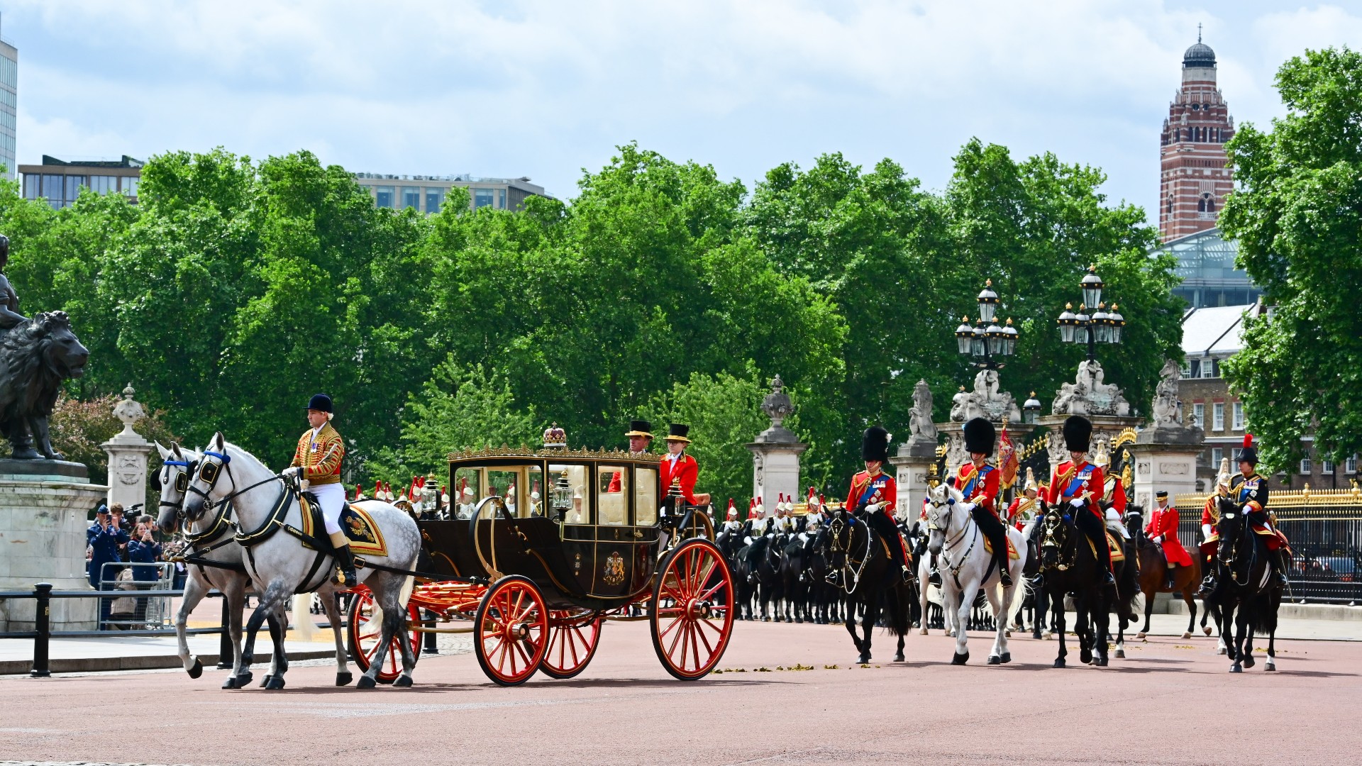 Královna Alžběta II opouští Buckinghamský palác v kočáru během Trooping The Colour, výročního královnina narozeninového průvodu