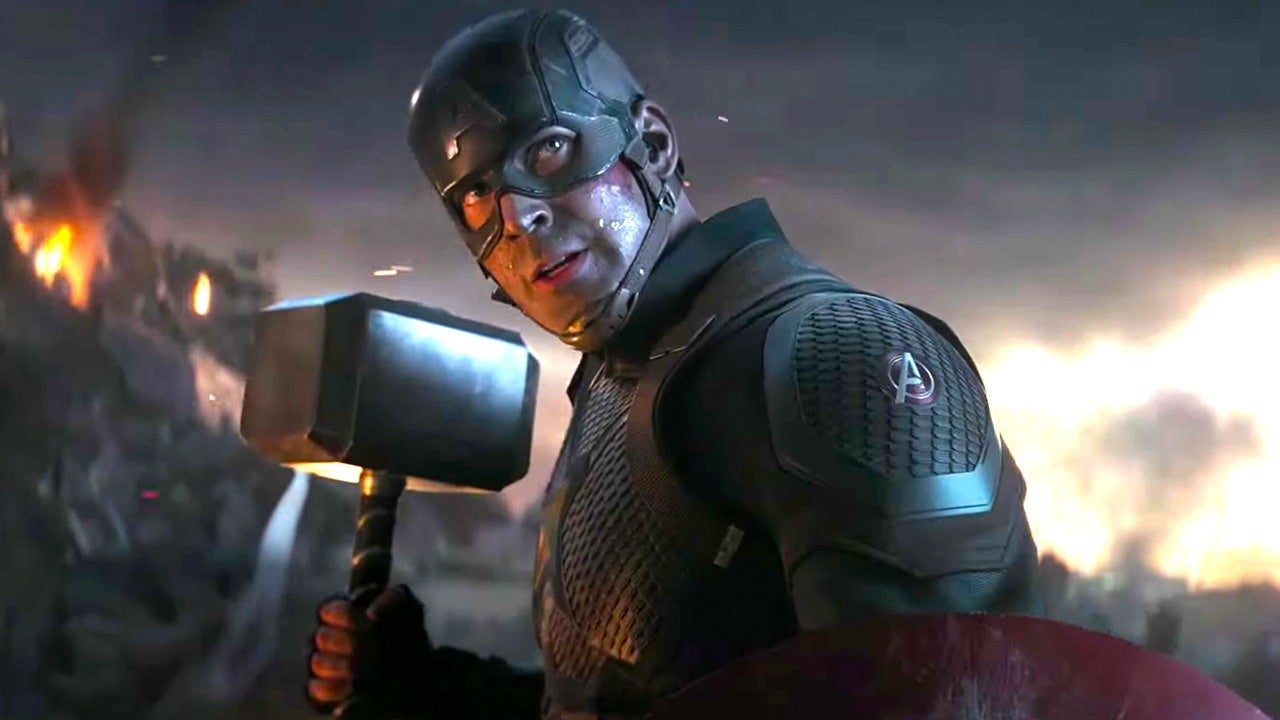 Capitán América coge el martillo de Thor listo para repartir leña y Uru