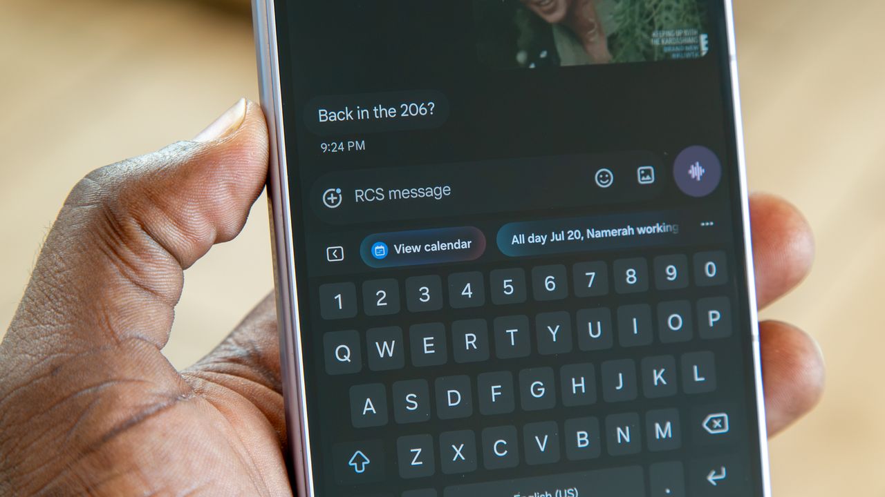 Galaxy Z Fold 8 keyboard AI suggestion
