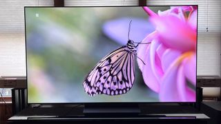TV LG C3 OLED mostrando una mariposa rosa en la pantalla
