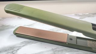 Close up of hot plates on mdlondon STRAIT hair straighteners