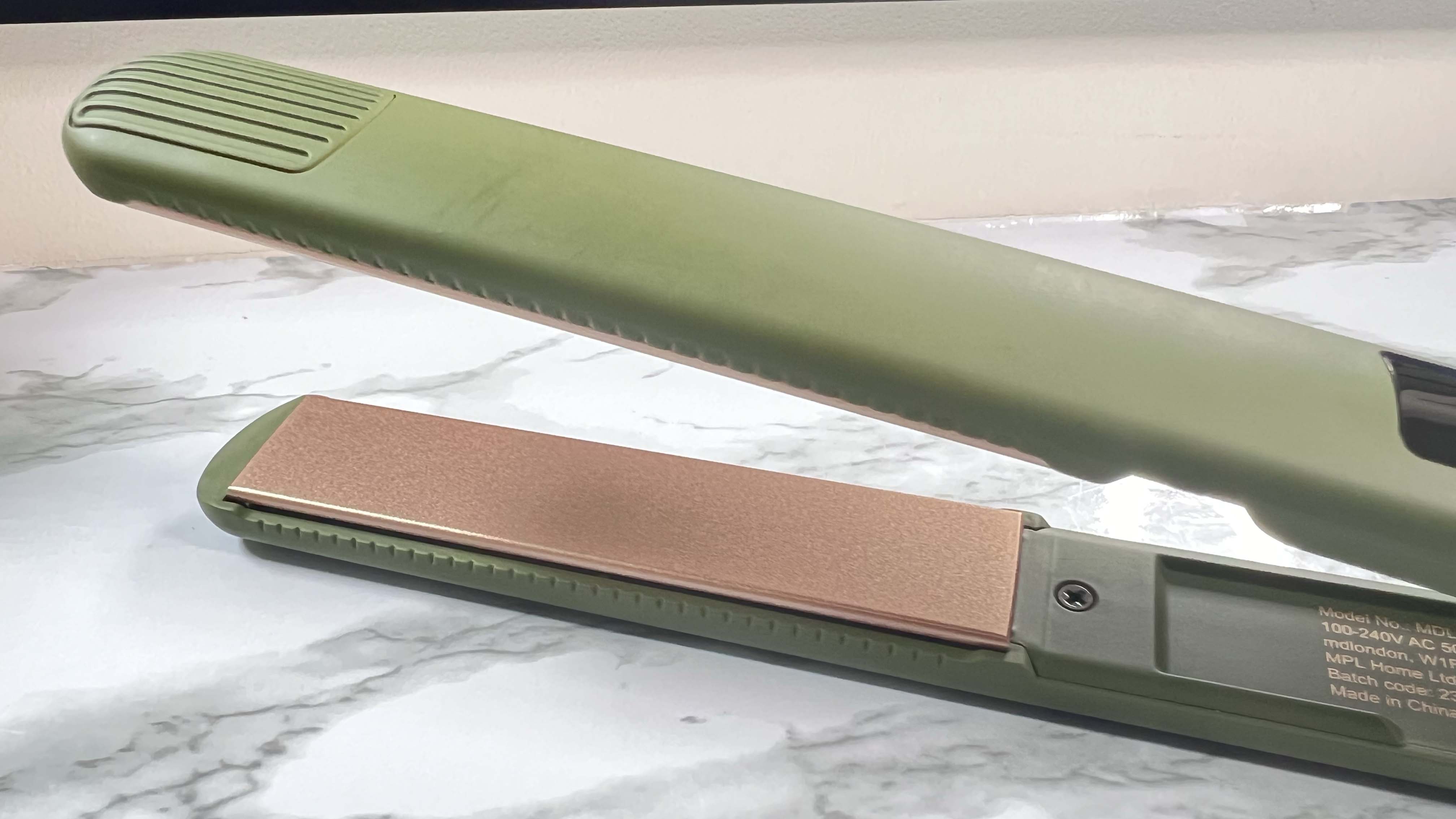 Close up of hot plates on mdlondon STRAIT hair straighteners